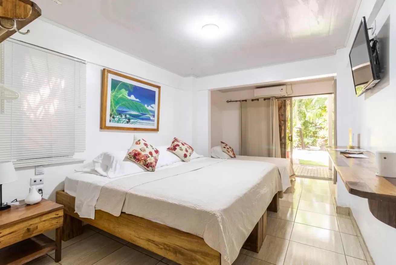 #7 King Room with Shared Kitchen