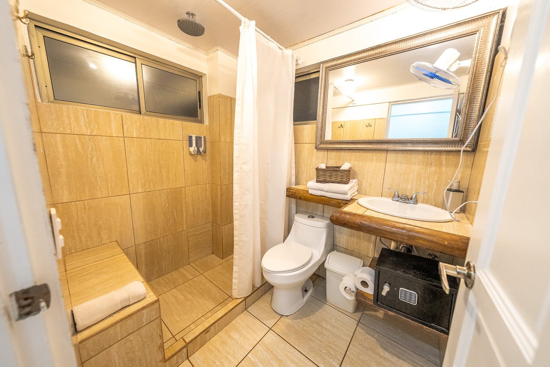 #7 King Room with Shared Kitchen 4