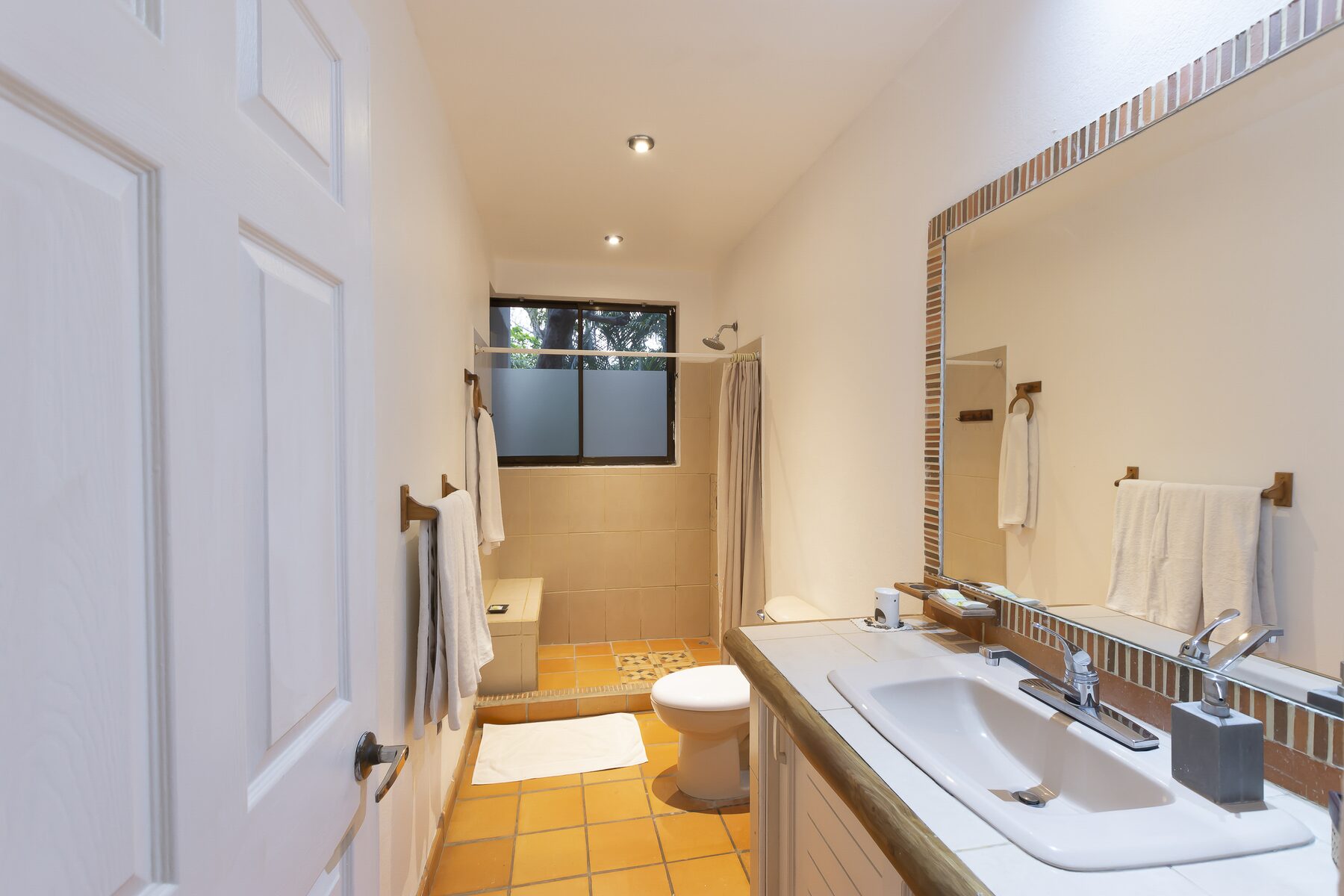 King & Queen Garden Room thumbnail 5