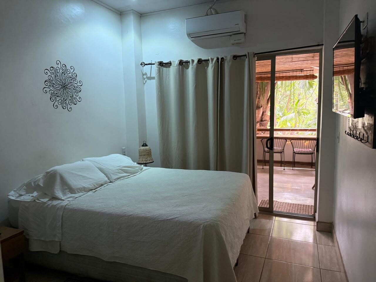 Quiet Queen Balcony Room thumbnail 4