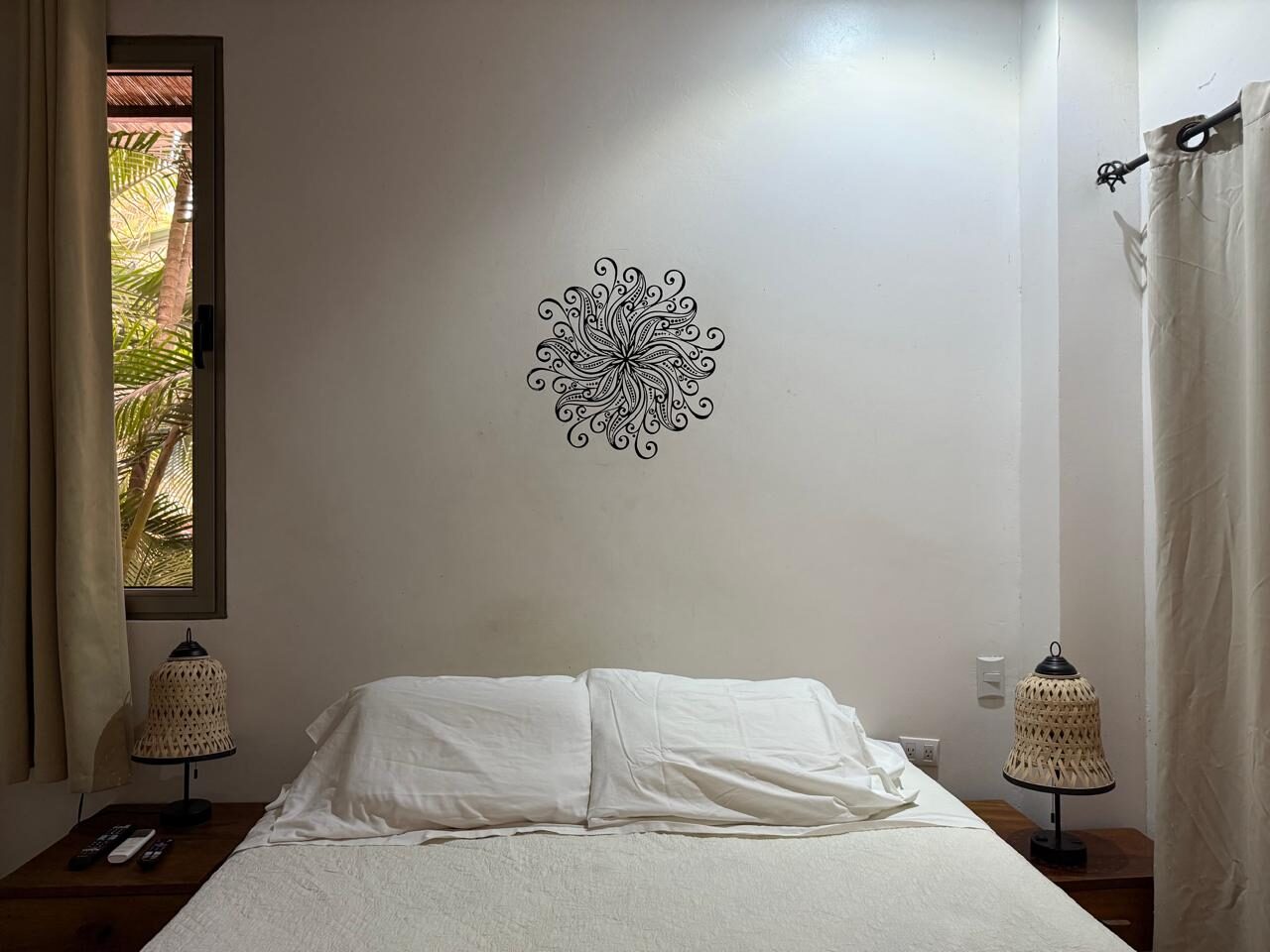 Quiet Queen Balcony Room thumbnail 6