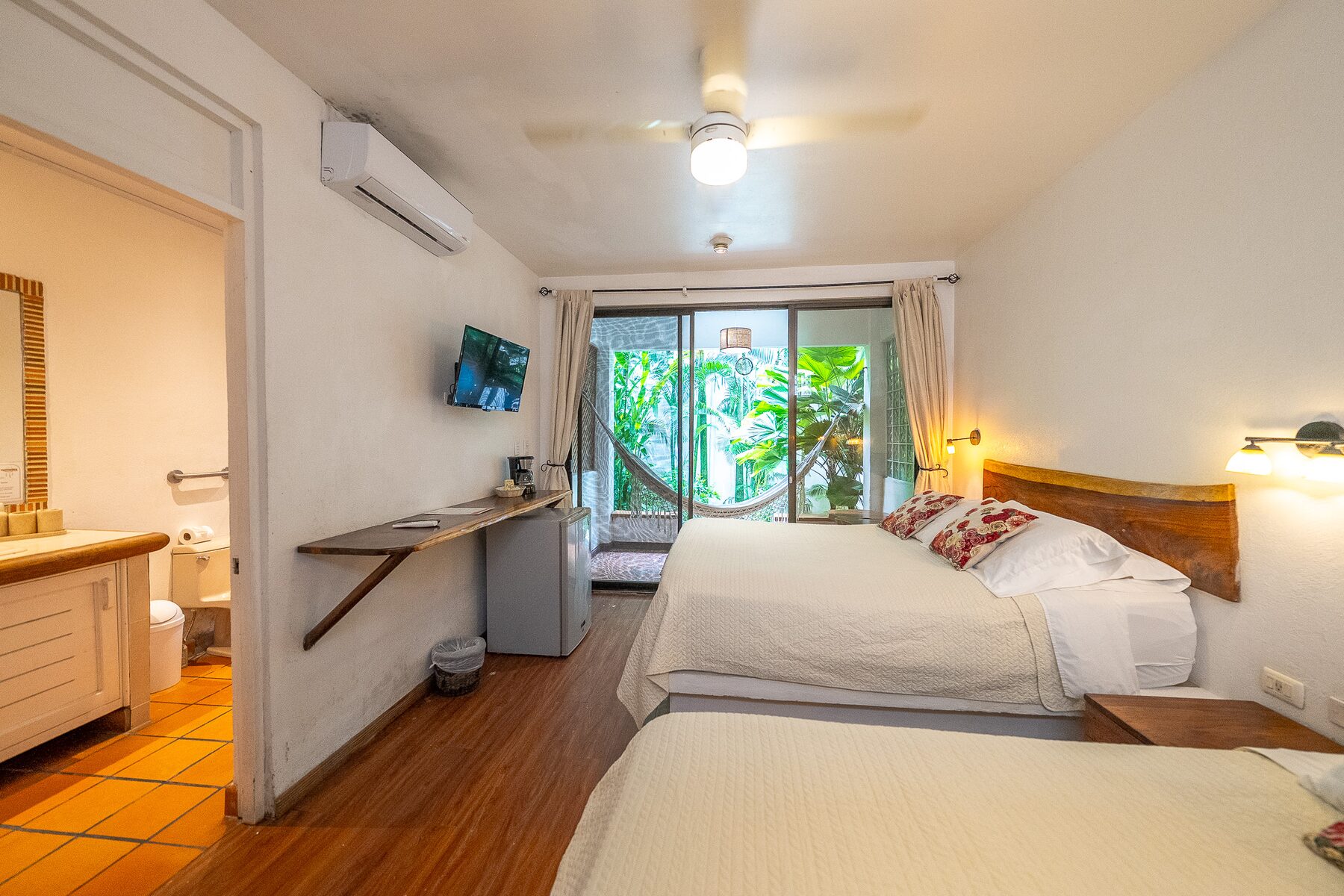 Queen Garden Terrace Room thumbnail 8