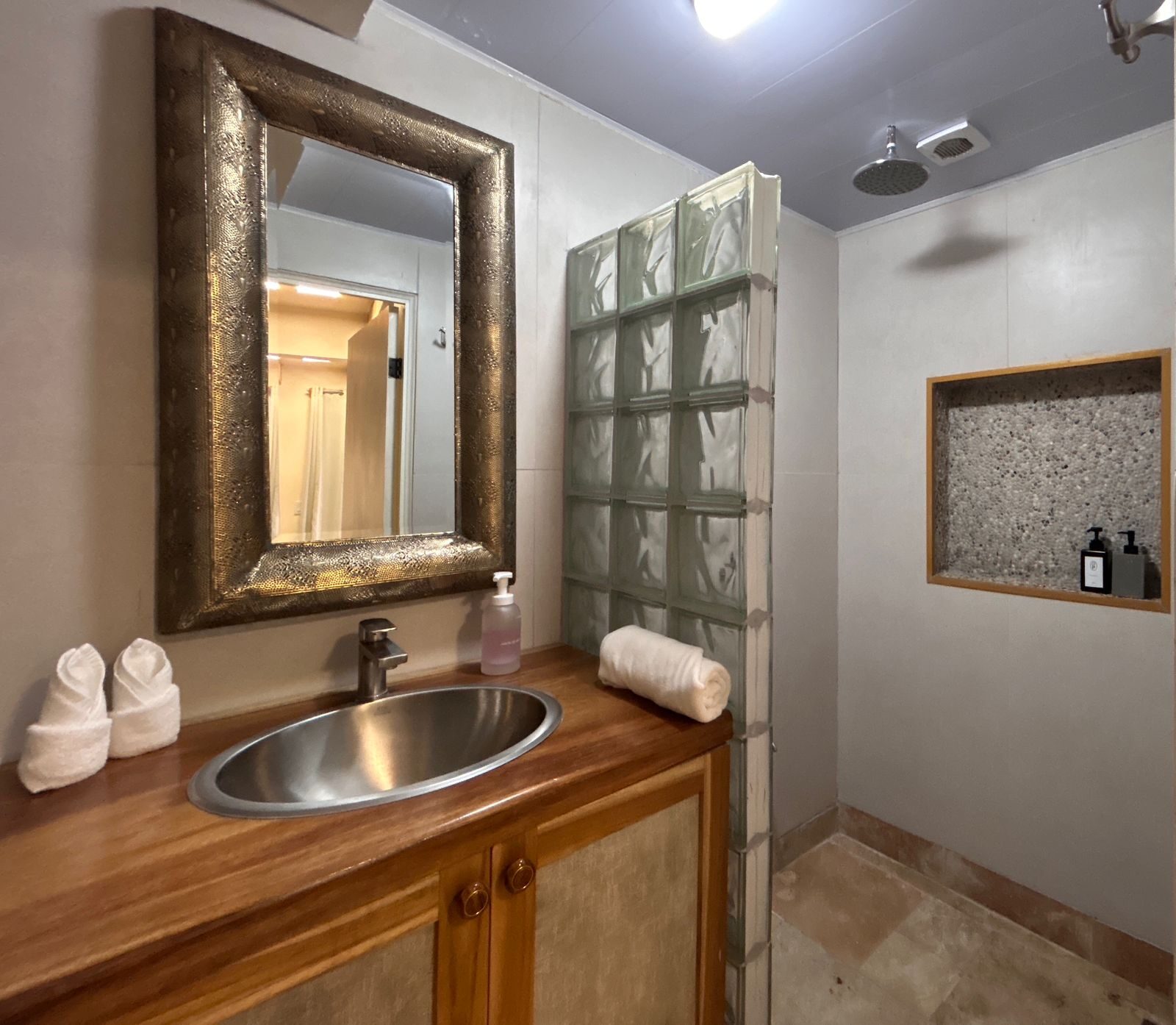 King Triple Room with Balcony thumbnail 5