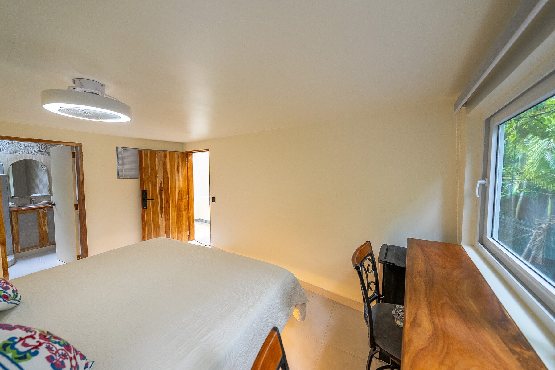 Intimate King Room with Projector thumbnail 4
