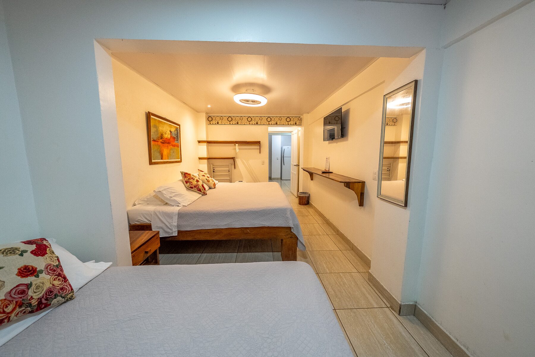 King Room with Shared Kitchen Access thumbnail 3