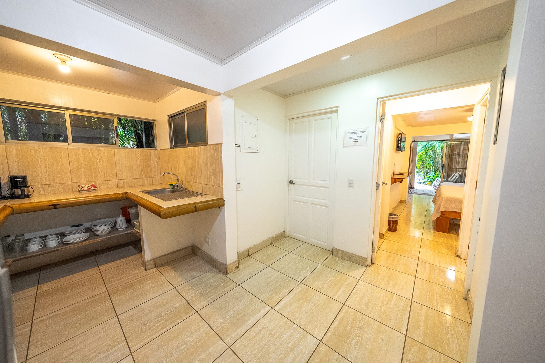 King Room with Shared Kitchen Access thumbnail 6
